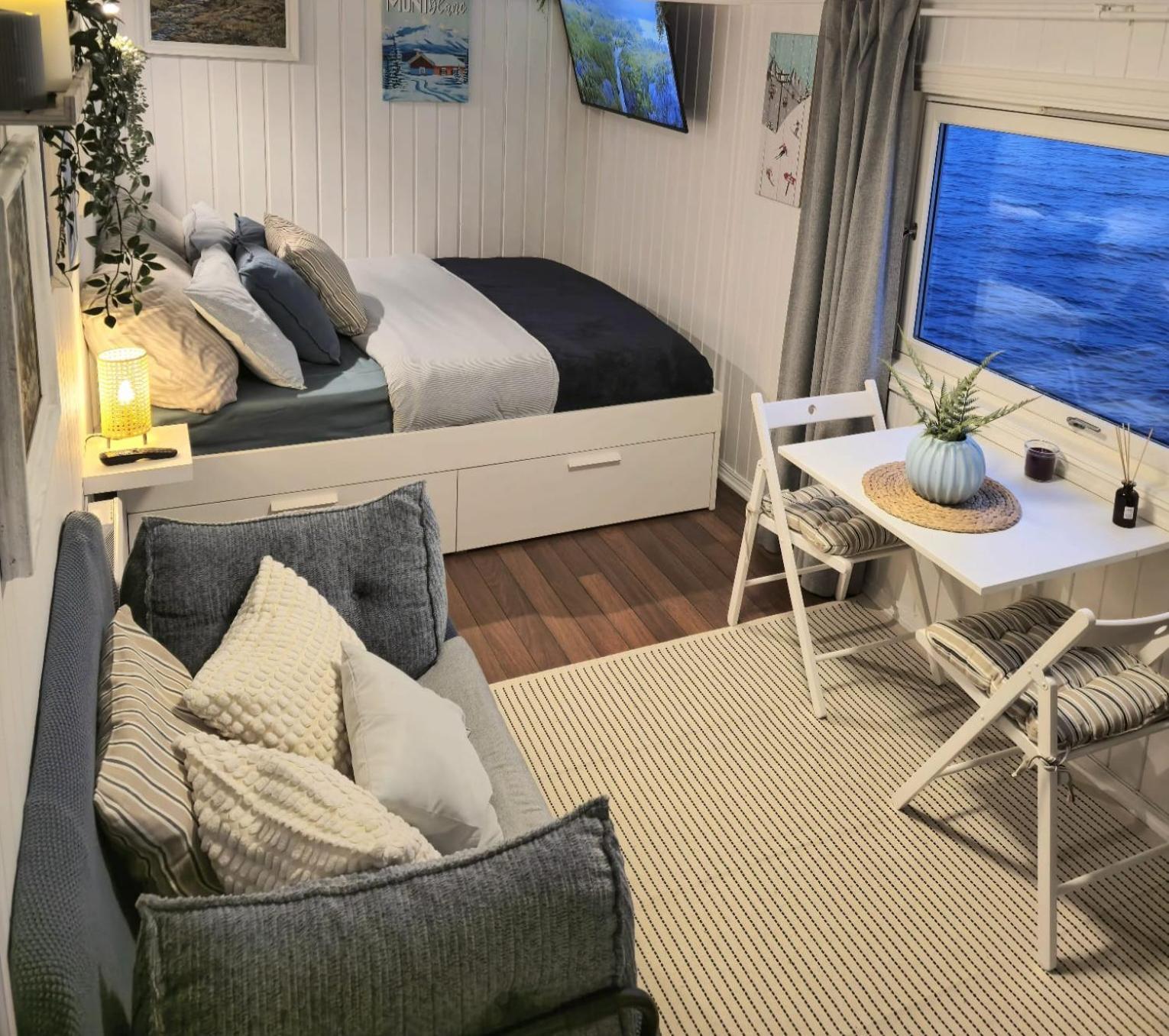 Waterfront - 15 Minutes From Downtown